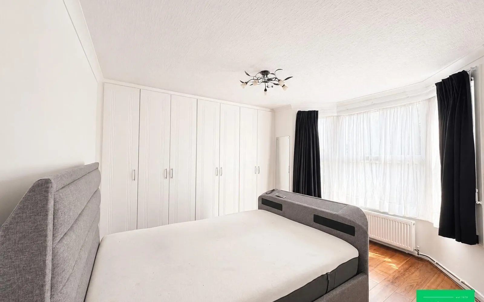 Flat Long Lane in Greater London
