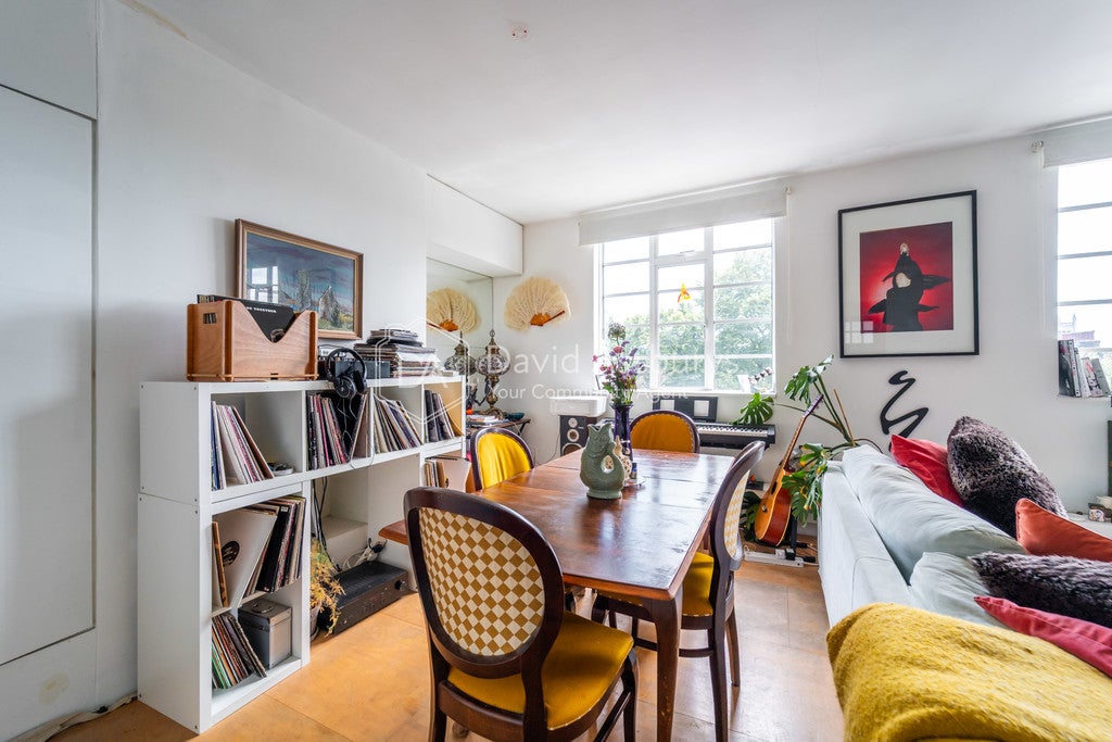Flat Claremont Close in Greater London
