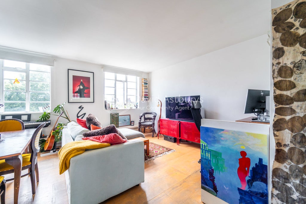 Flat Claremont Close in Greater London
