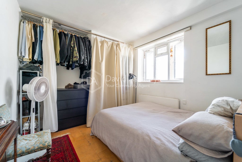 Flat Claremont Close in Greater London