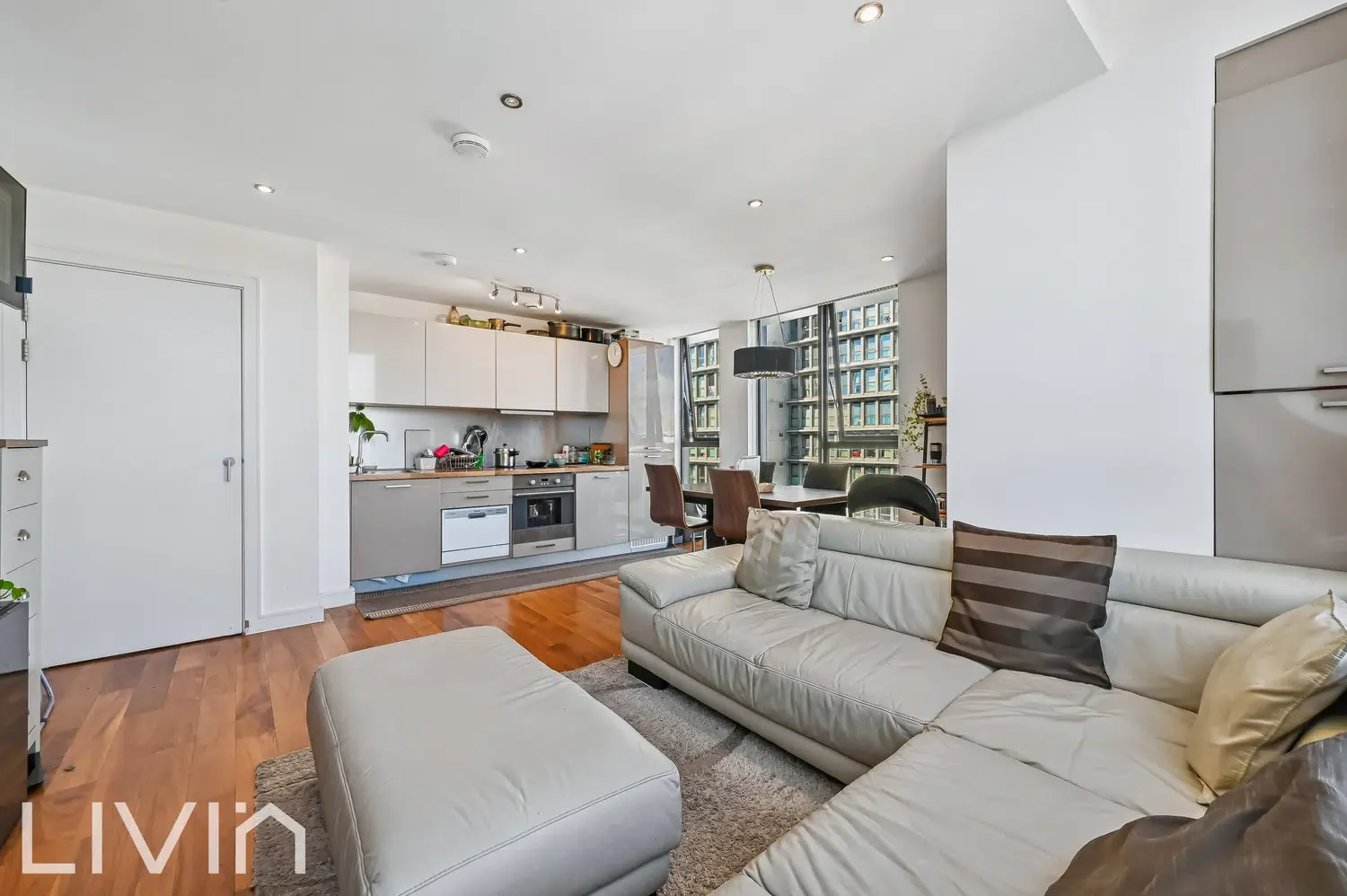 Flat Mason's Avenue in Greater London