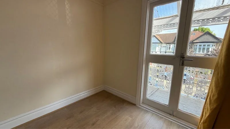 Room Clarendon Gardens in Greater London