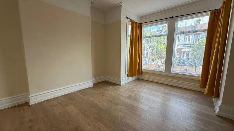 Room Clarendon Gardens in Greater London