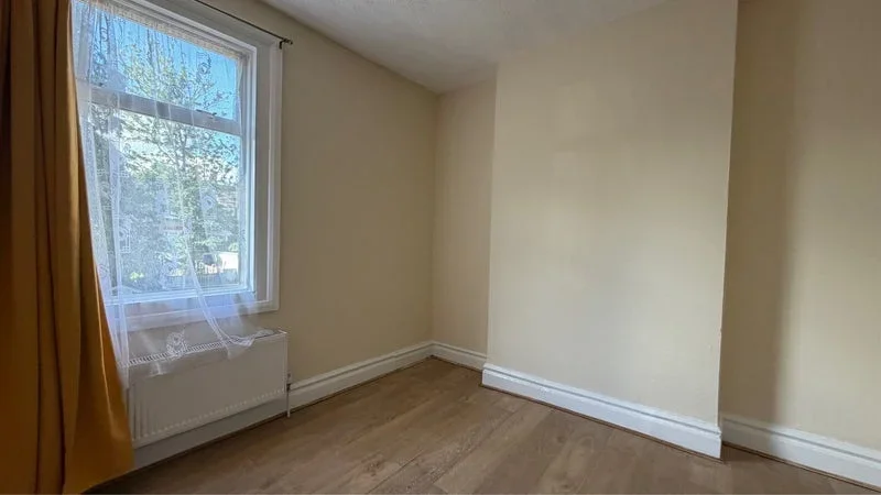 Room Clarendon Gardens in Greater London