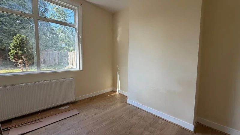 Room Clarendon Gardens in Greater London