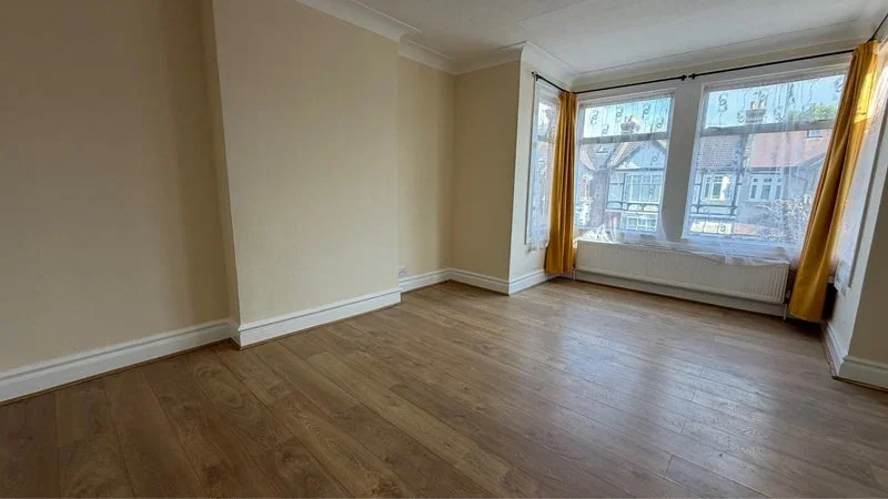 Room Clarendon Gardens in Greater London