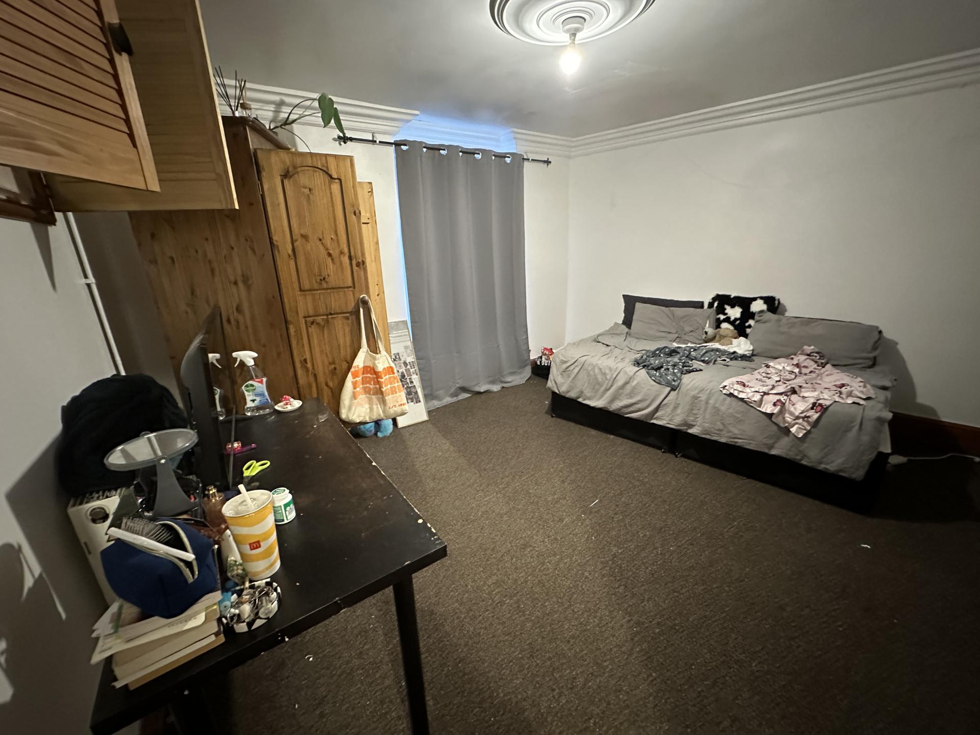 Flat Manor Drive in Leeds