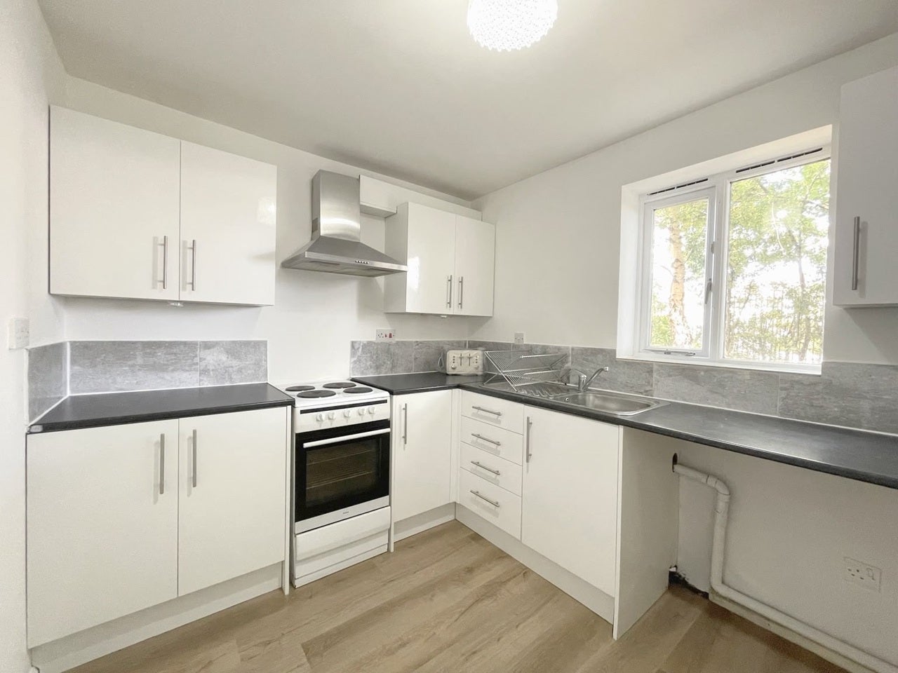 Flat Chequers Way in Greater London
