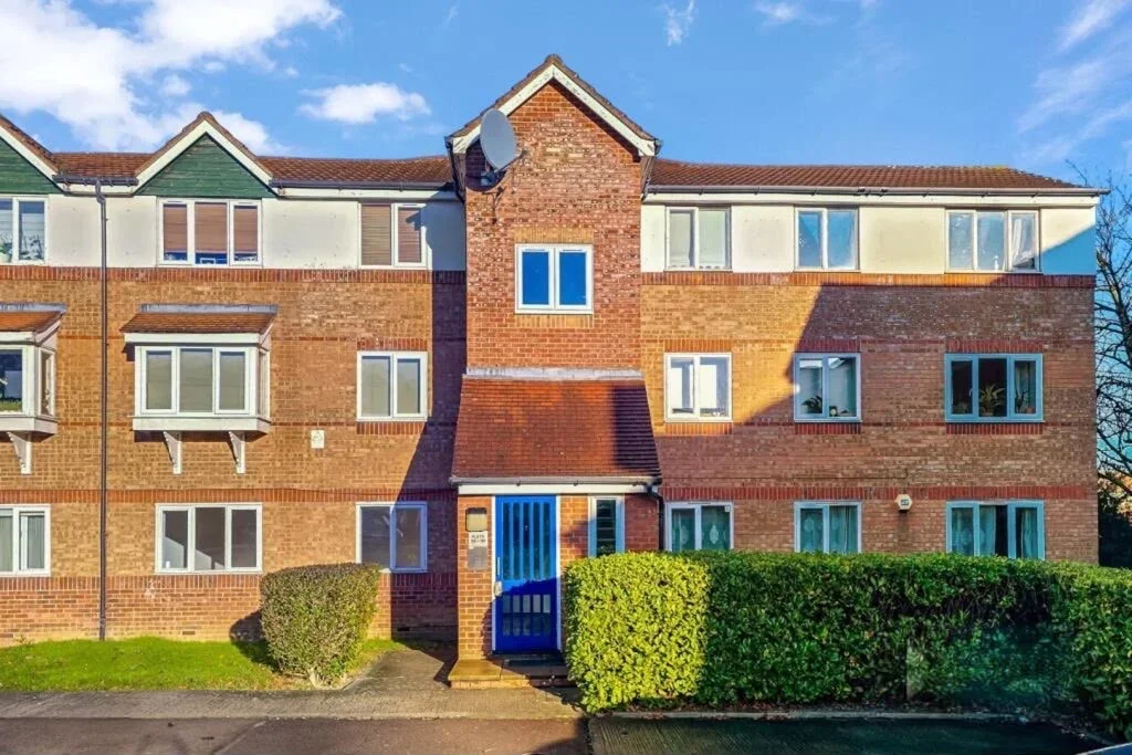Flat Chequers Way in Greater London