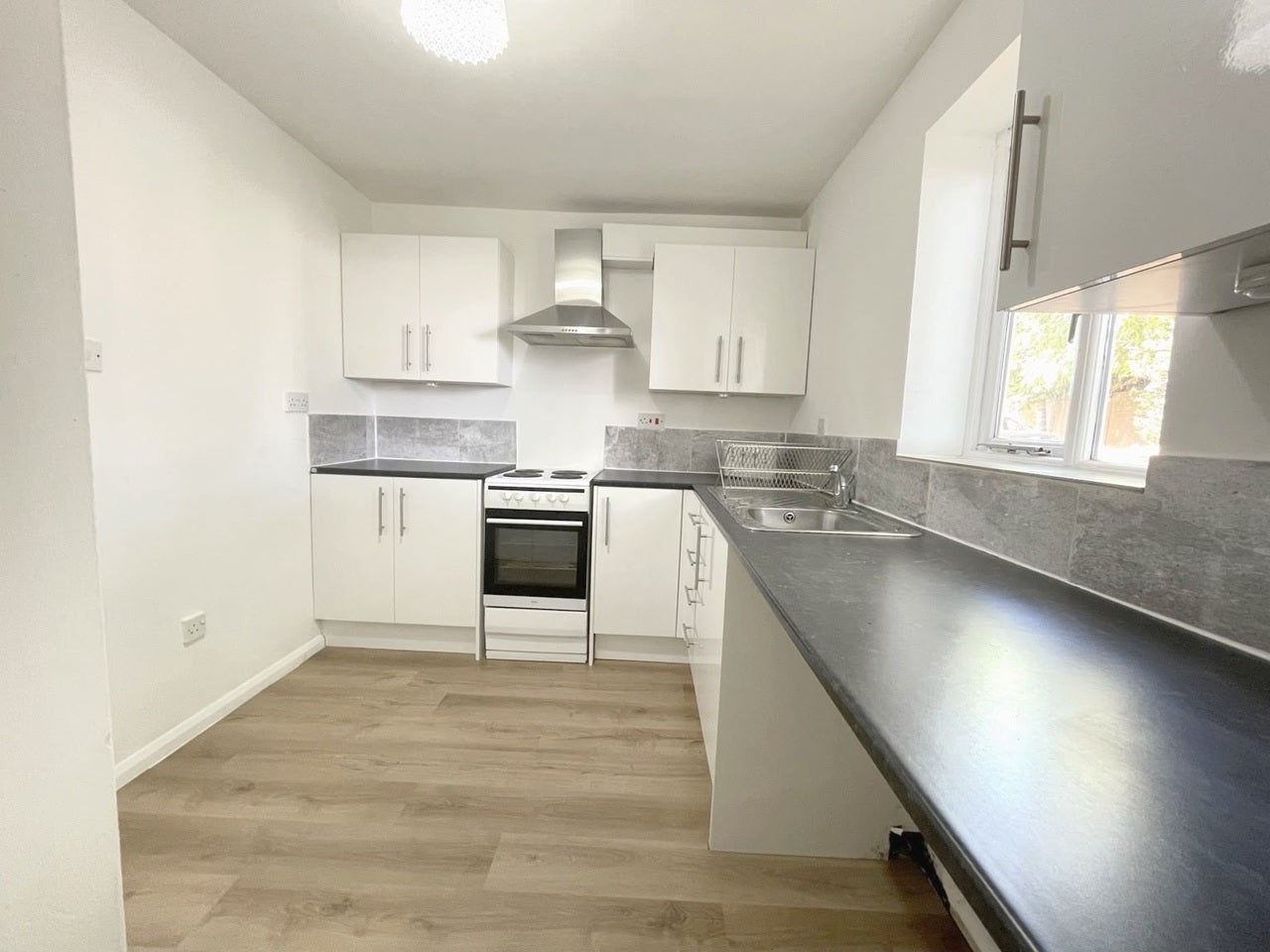 Flat Chequers Way in Greater London