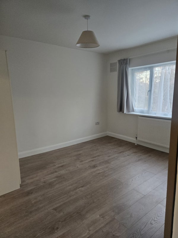 Room Cleveley Crescent in Greater London