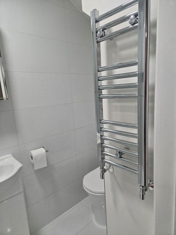 Room Cleveley Crescent in Greater London
