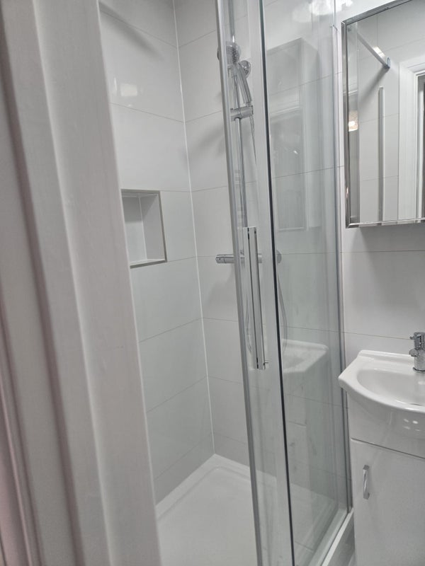Room Cleveley Crescent in Greater London