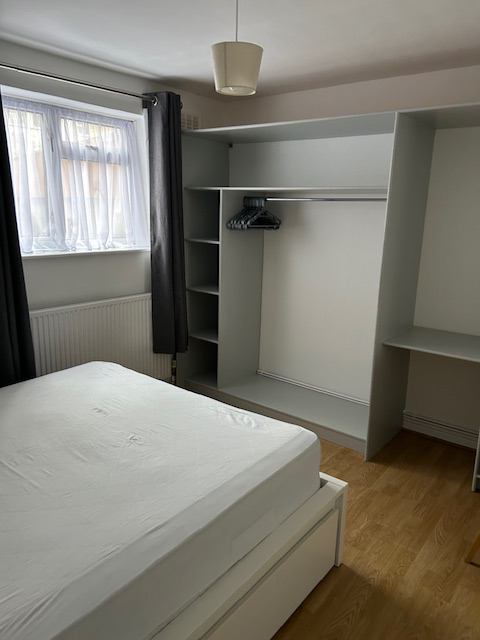 Room The Dashes in Harlow