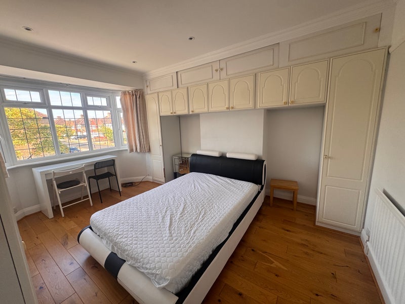 Room Shirley Avenue in Greater London