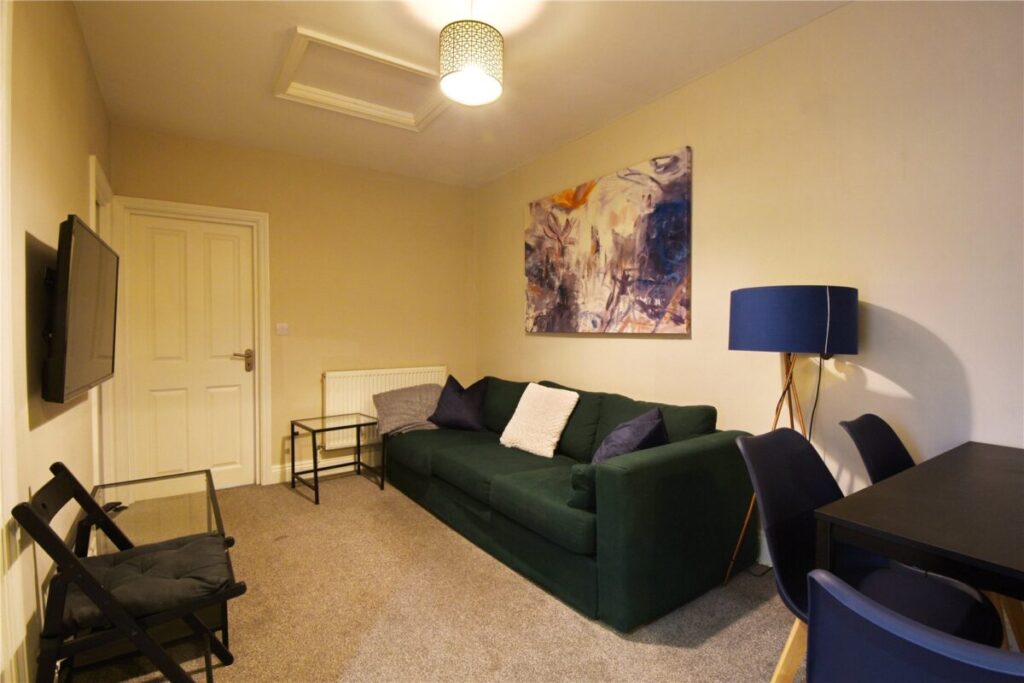 Flat Newbridge Road in Bristol