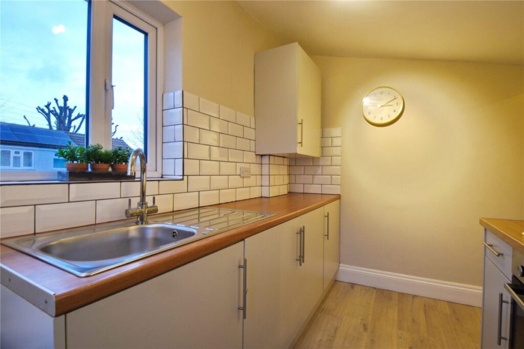Flat Newbridge Road in Bristol