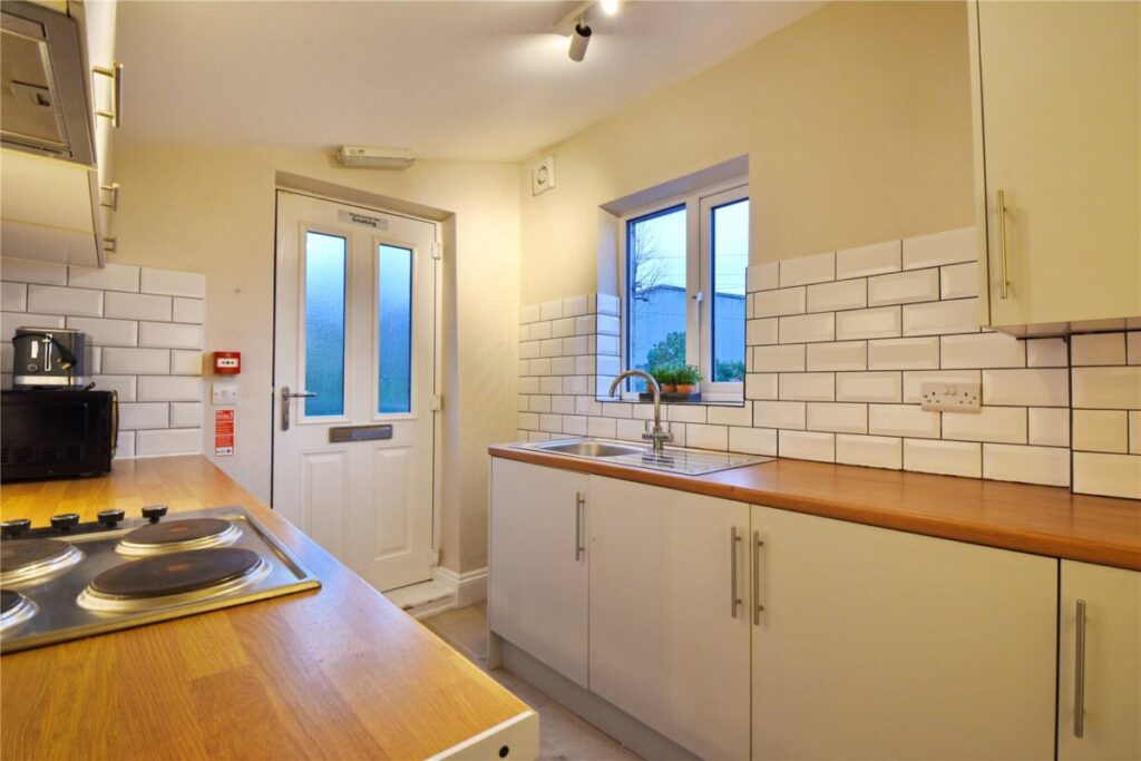 Flat Newbridge Road in Bristol