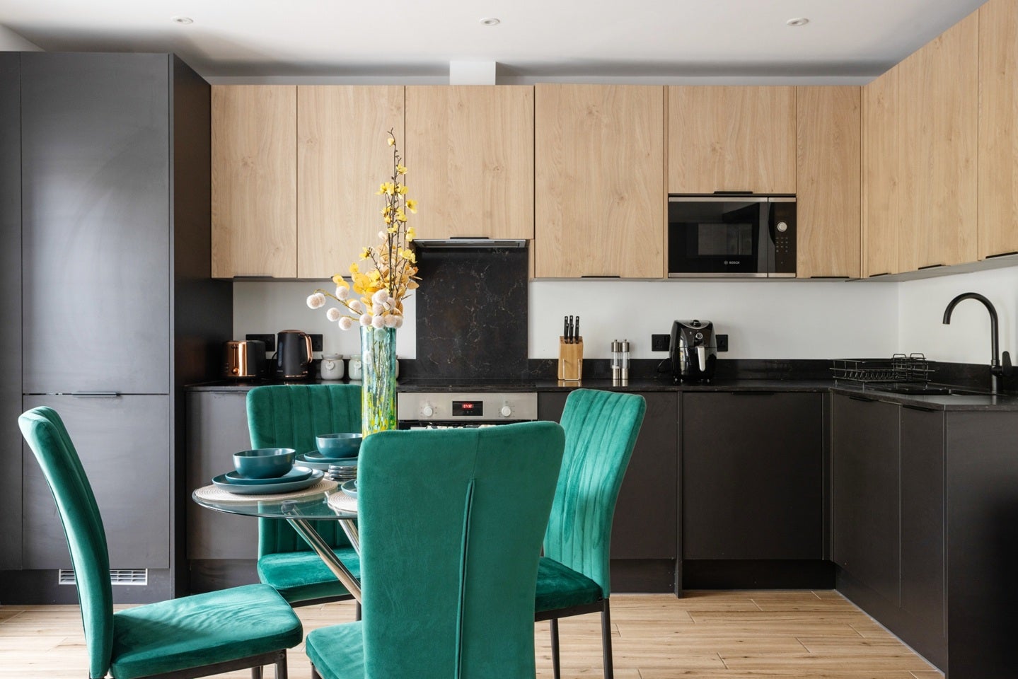 Flat Ballards Lane in Greater London