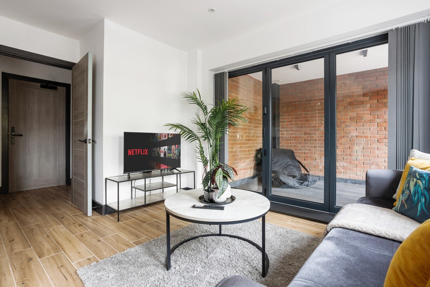 Flat Ballards Lane in Greater London