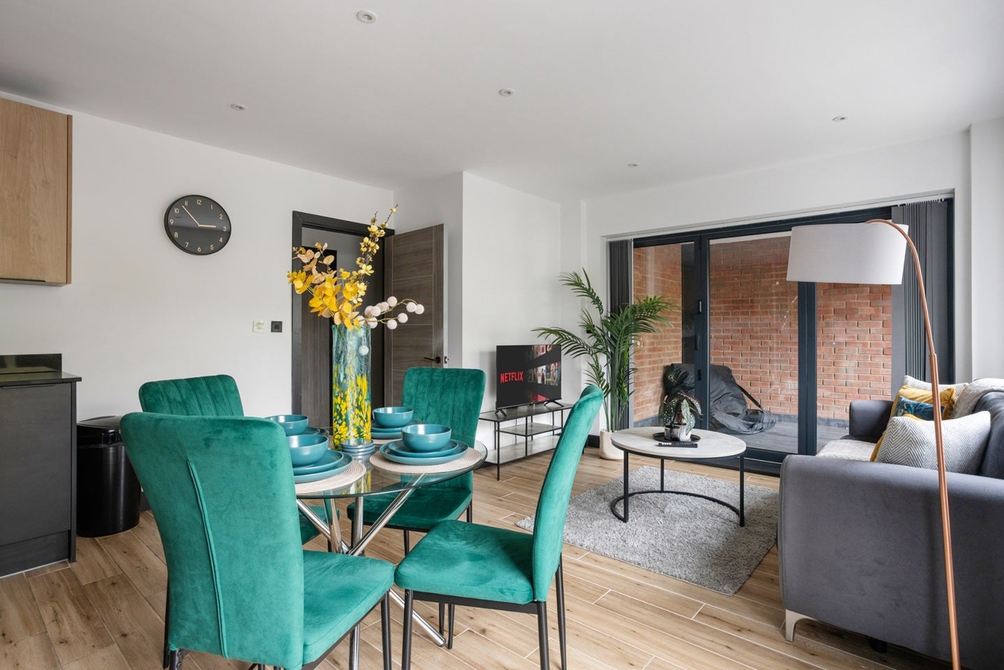 Flat Ballards Lane in Greater London