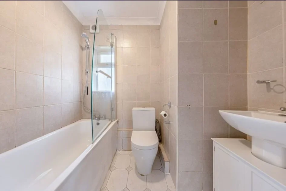 Flat Kennet Road in Greater London
