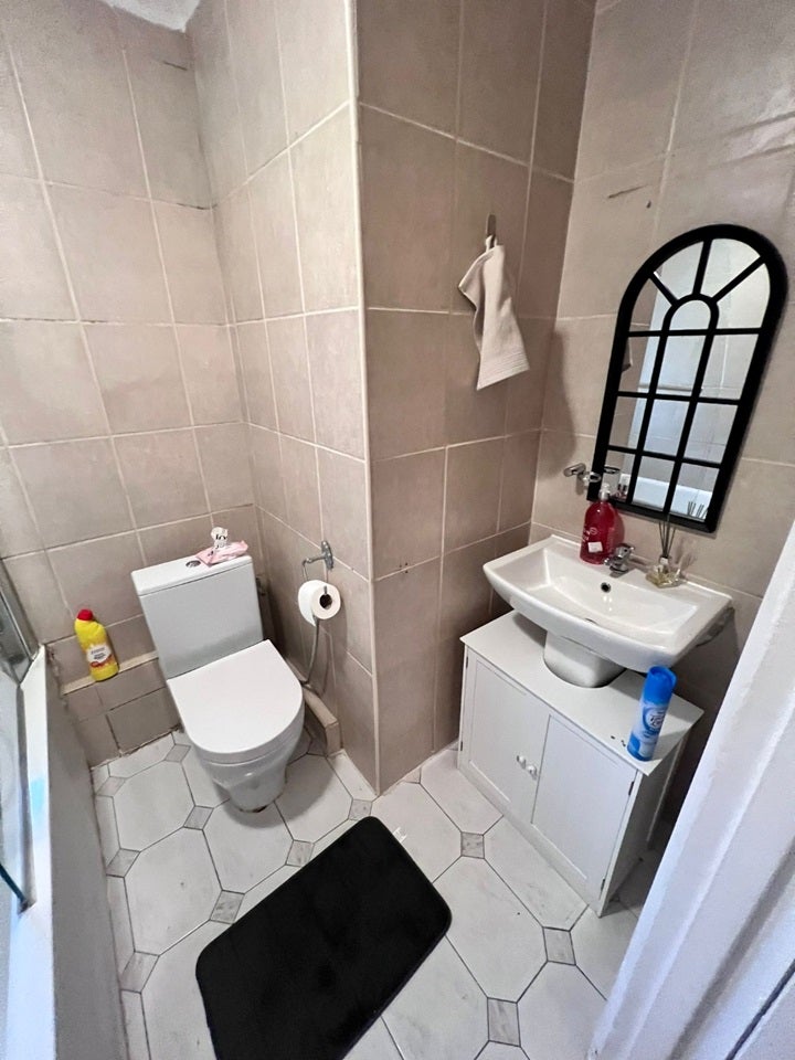 Flat Kennet Road in Greater London