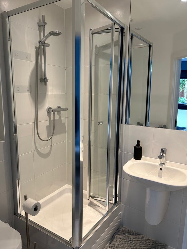 Room Garratt Lane in Greater London