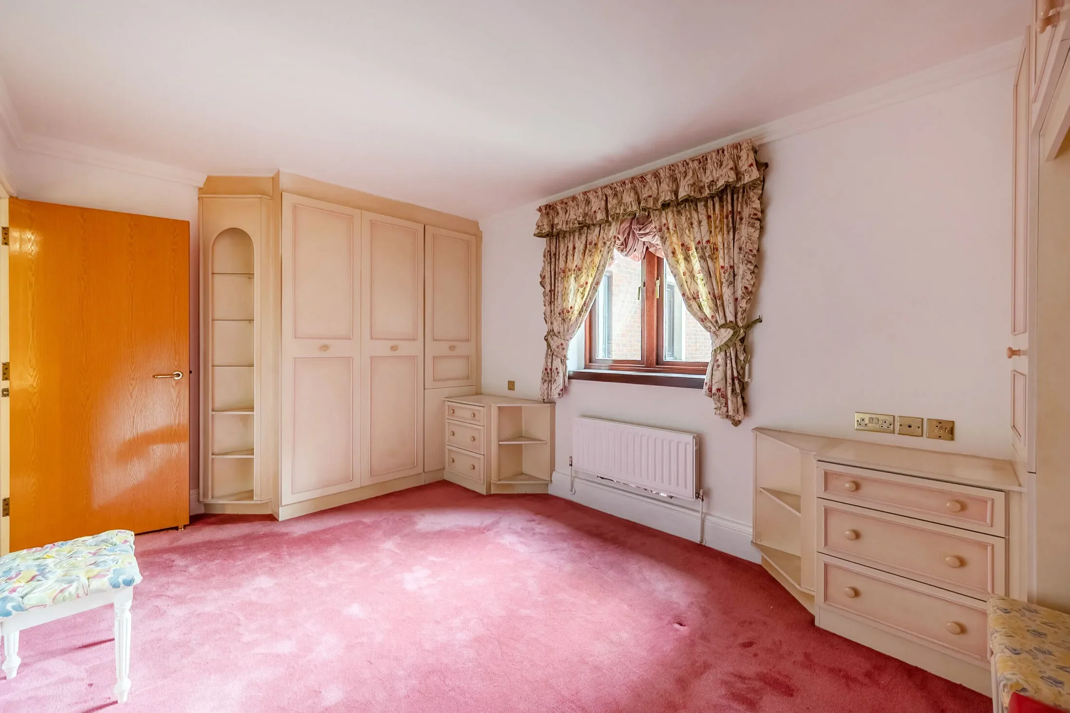 Flat Sudbury Hill in Greater London
