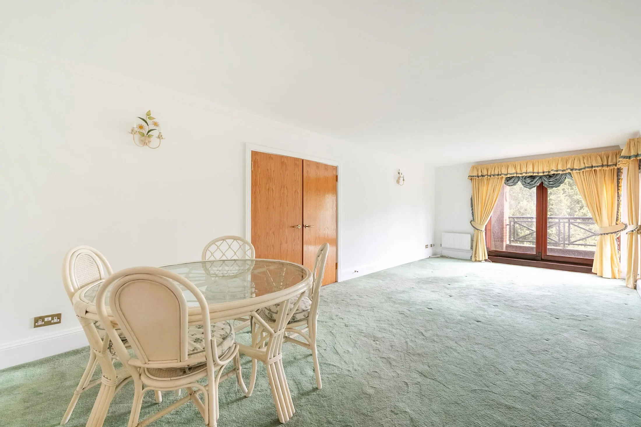Flat Sudbury Hill in Greater London