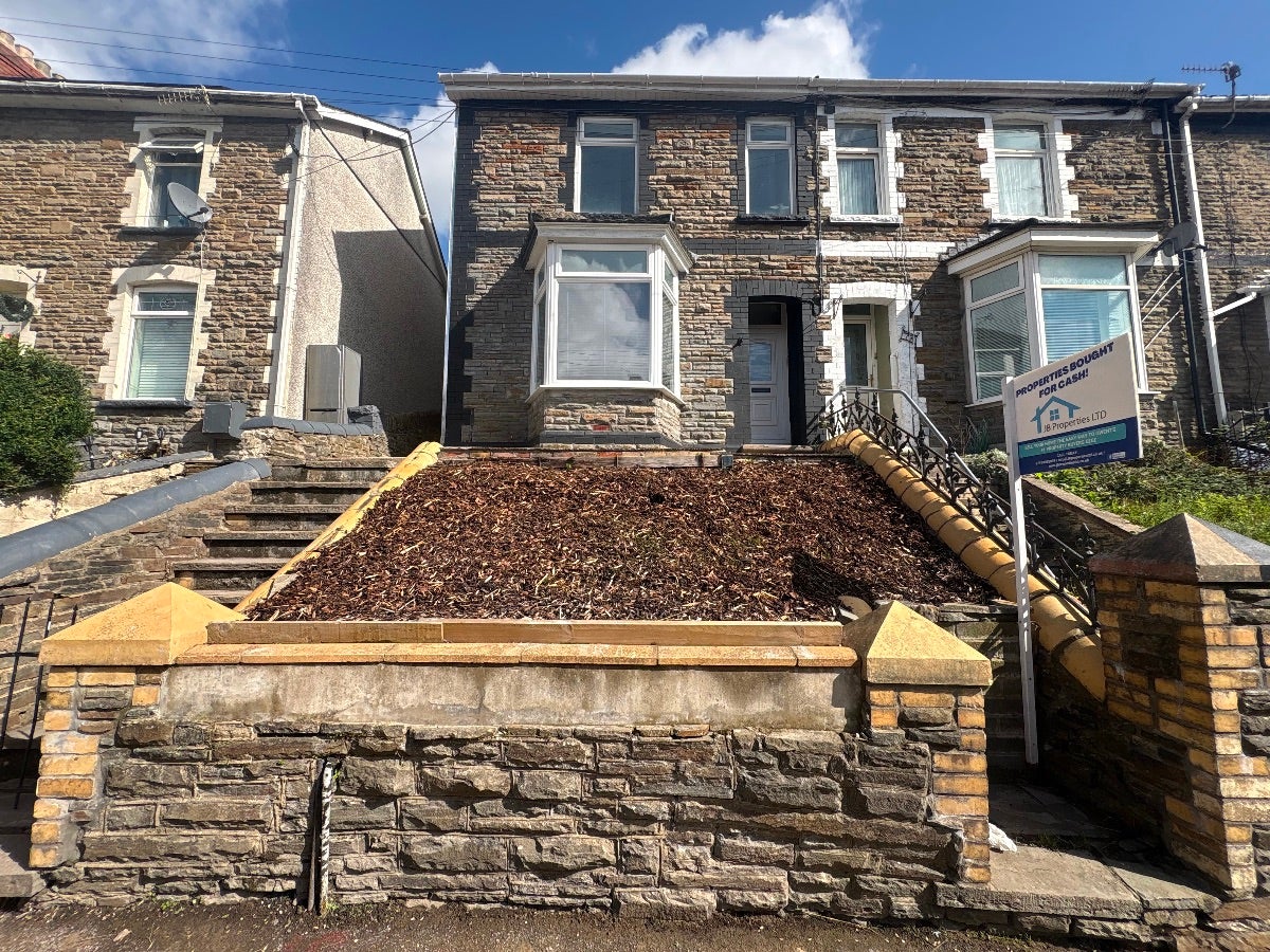House Queen's Road in New Tredegar