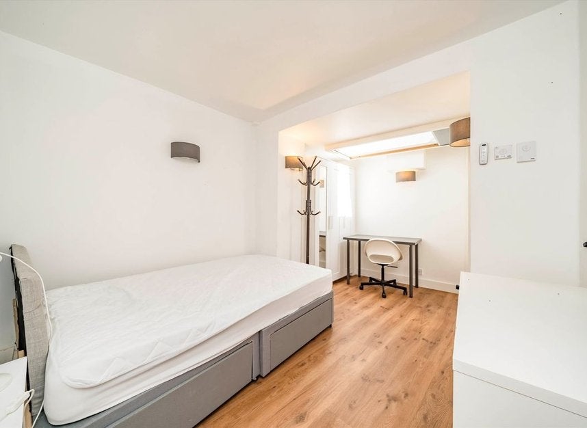 Flat Racton Road in Greater London