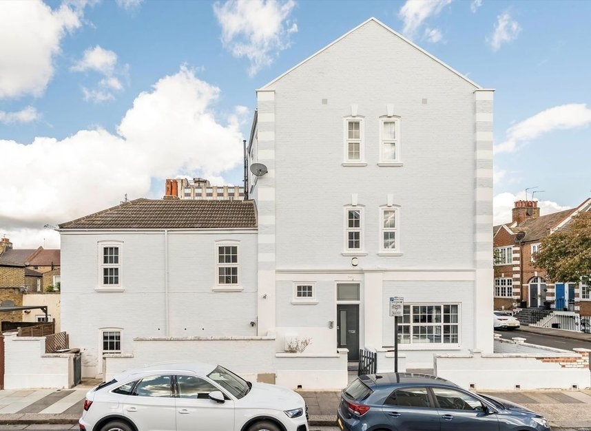 Flat Racton Road in Greater London