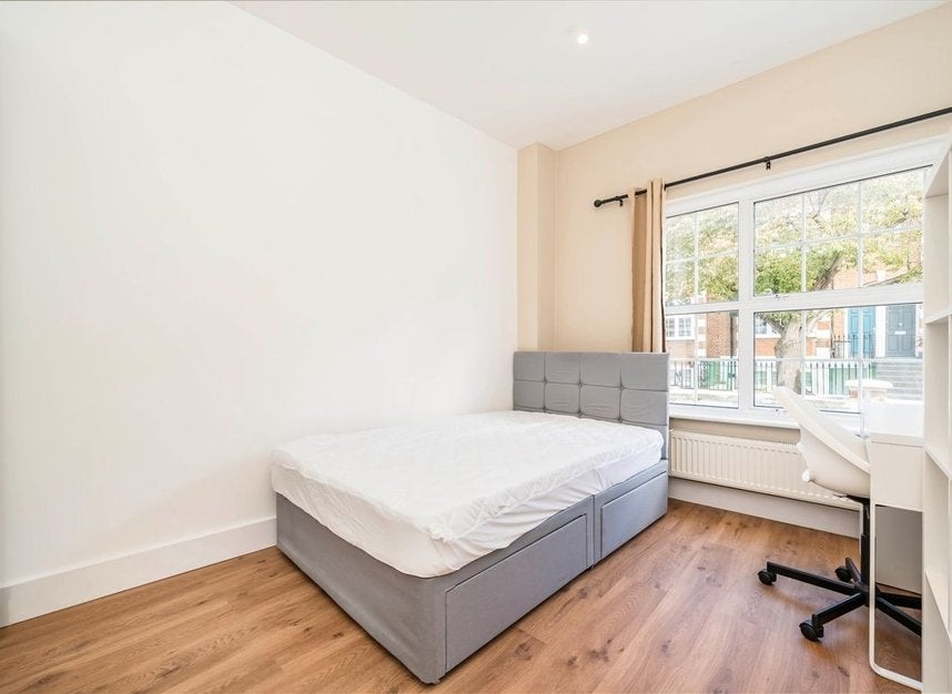 Flat Racton Road in Greater London