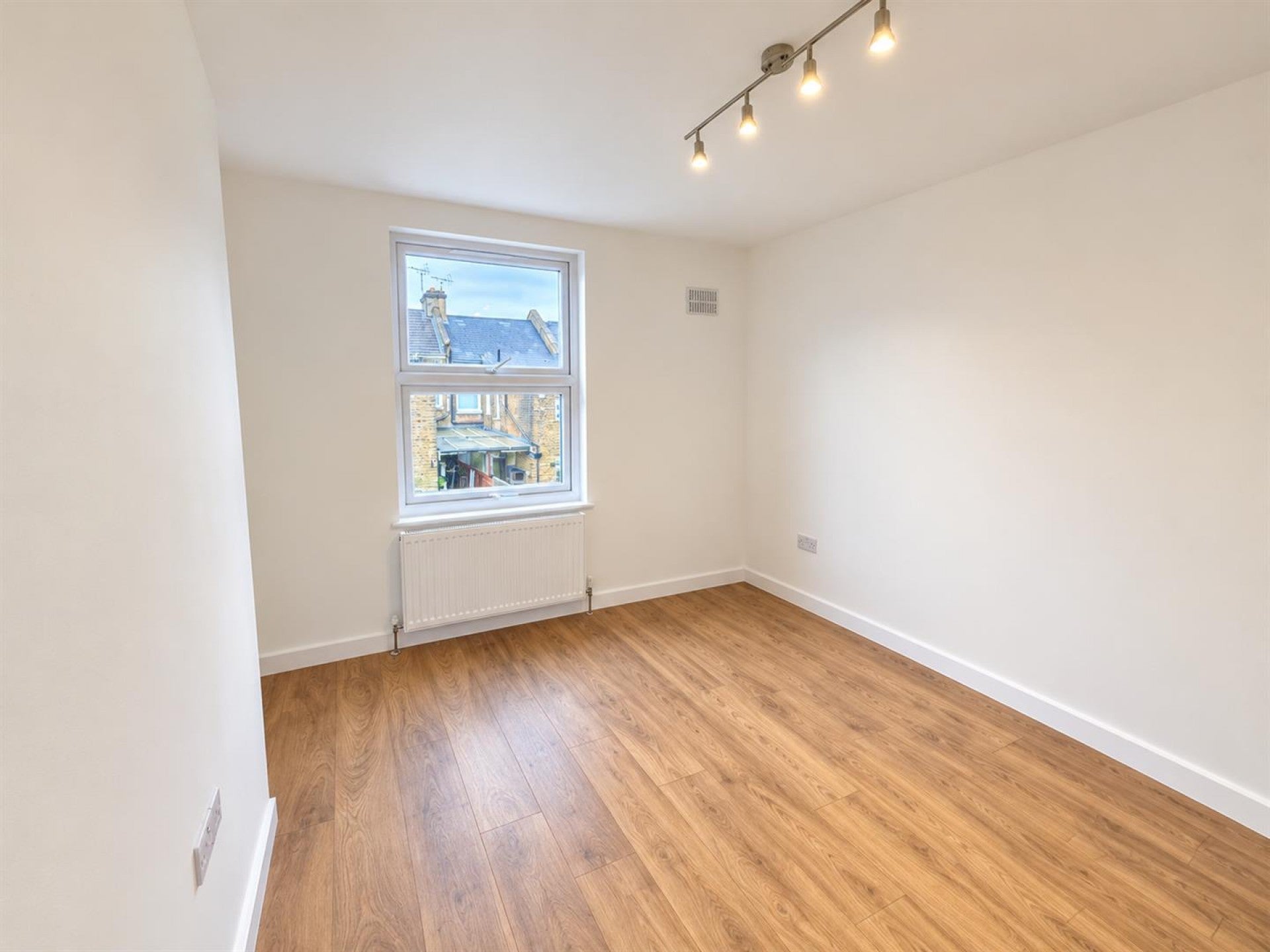 Flat Osborne Road in Greater London