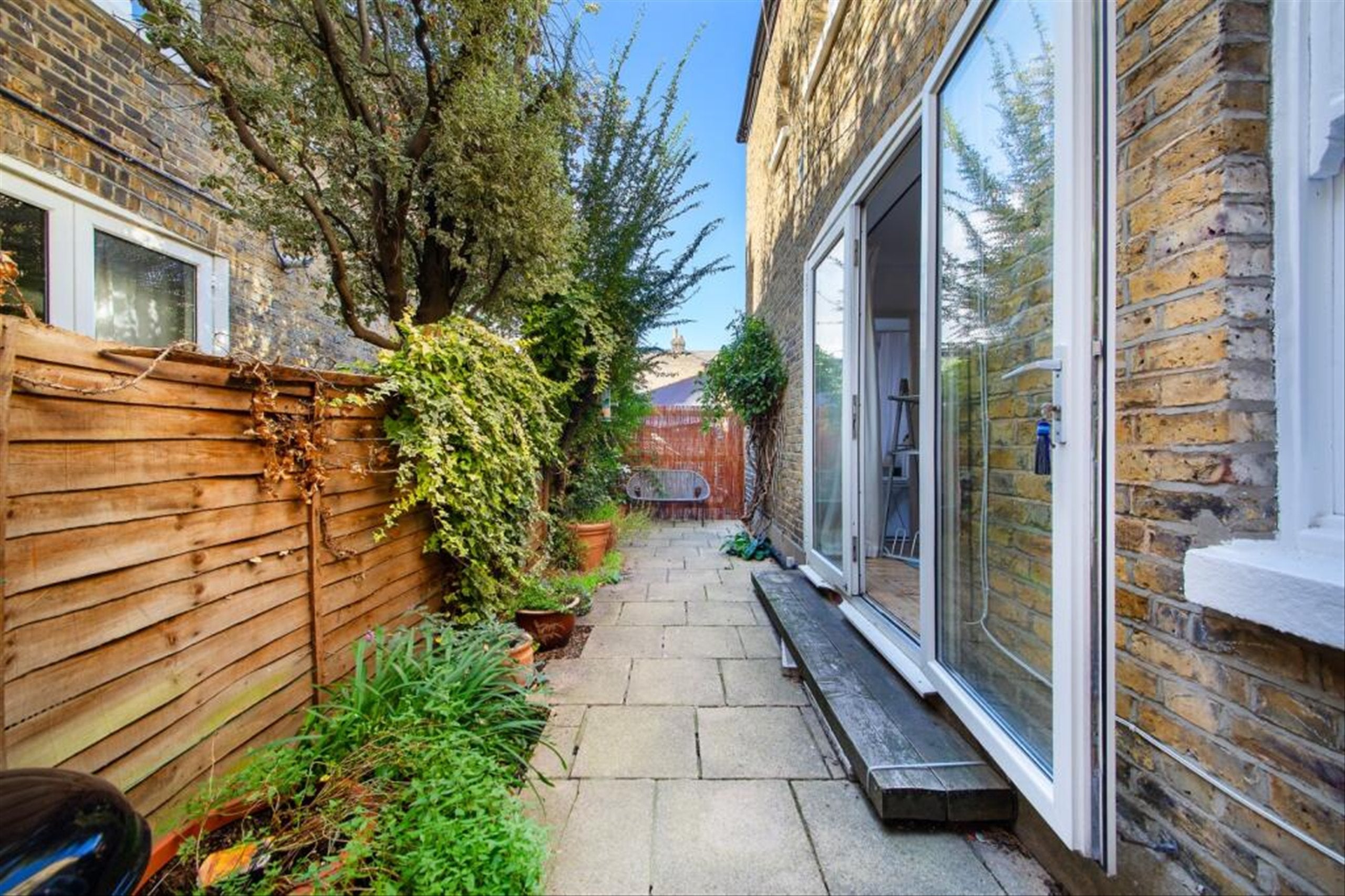 Flat Cowley Road in Greater London