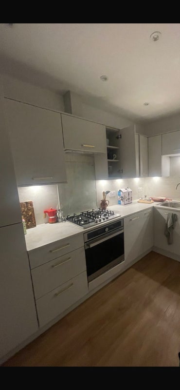Room Albert Avenue in Glasgow
