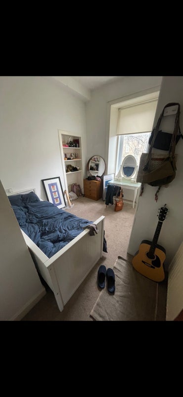 Room Albert Avenue in Glasgow