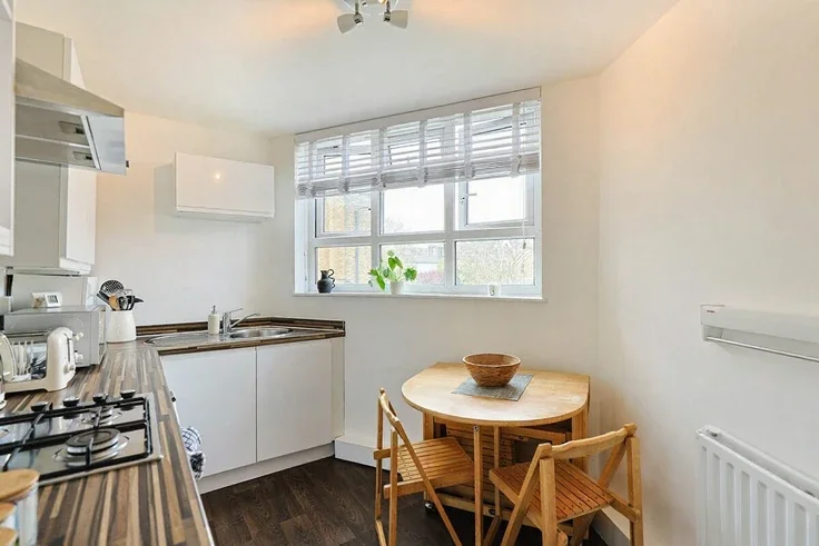 Flat Sunnyside Road in Greater London