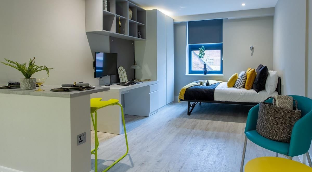 Room Chesnut Road in Greater London