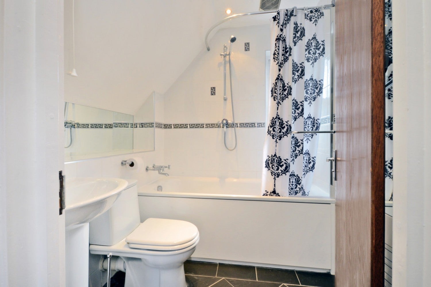 Flat Garfield Road in Surrey Heath