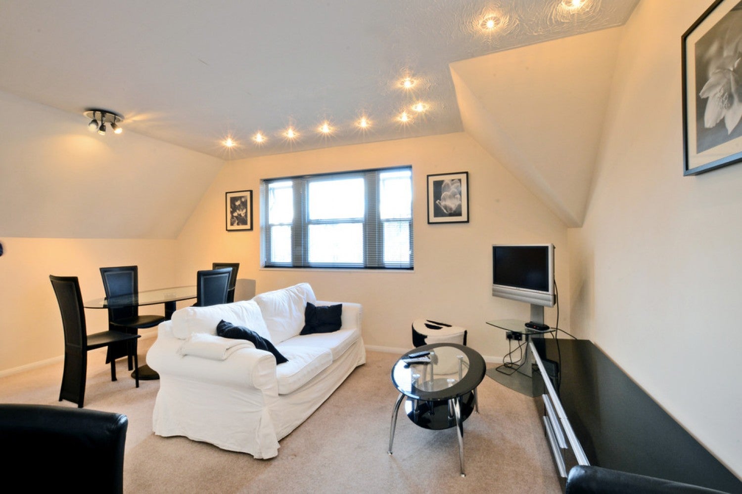 Flat Garfield Road in Surrey Heath