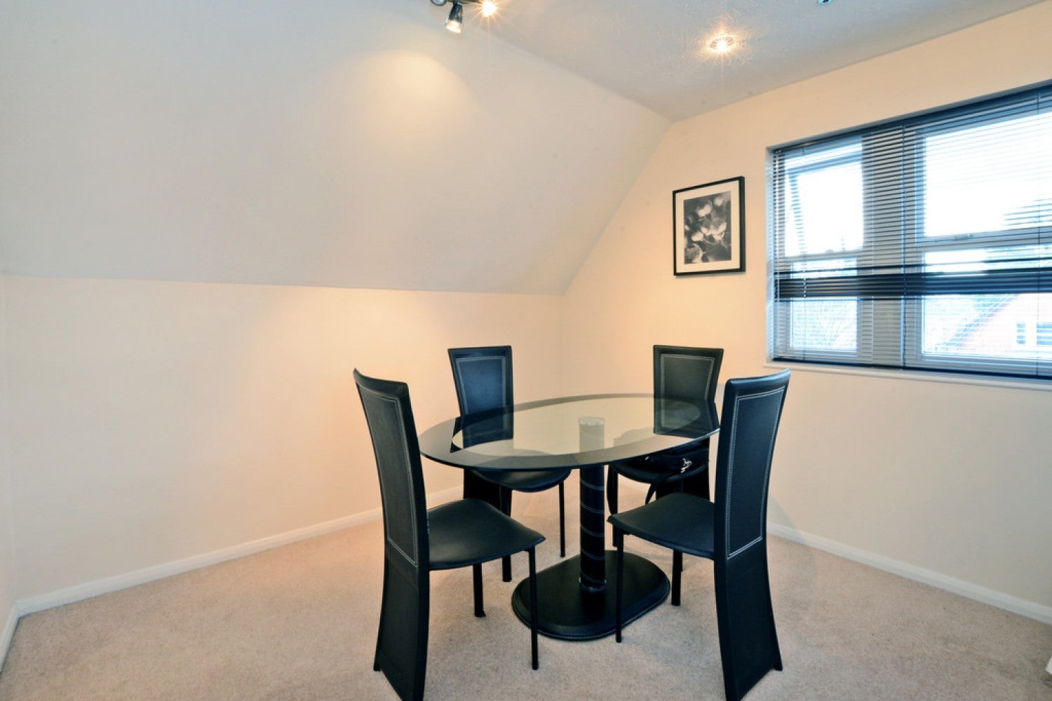 Flat Garfield Road in Surrey Heath