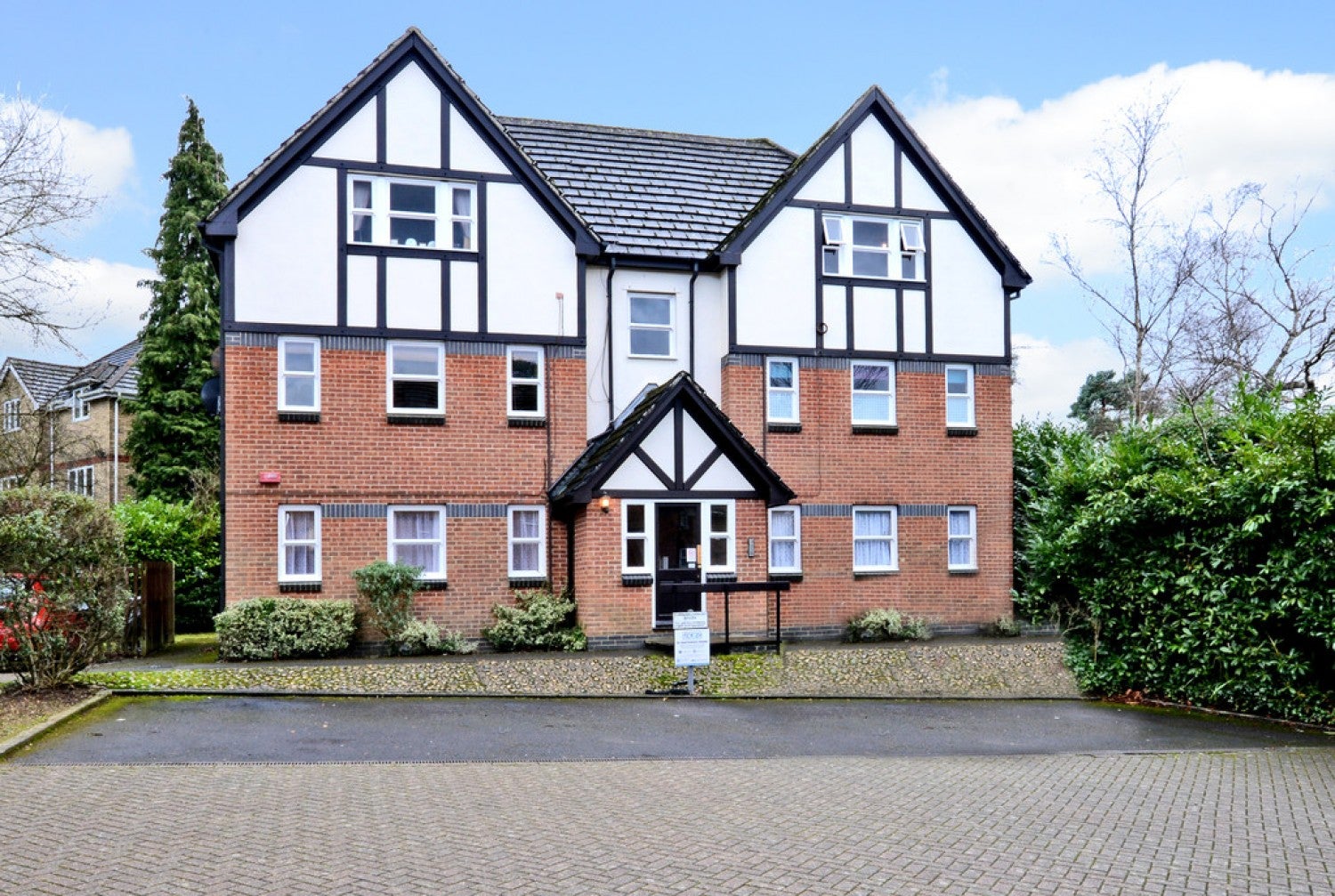 Flat Garfield Road in Surrey Heath