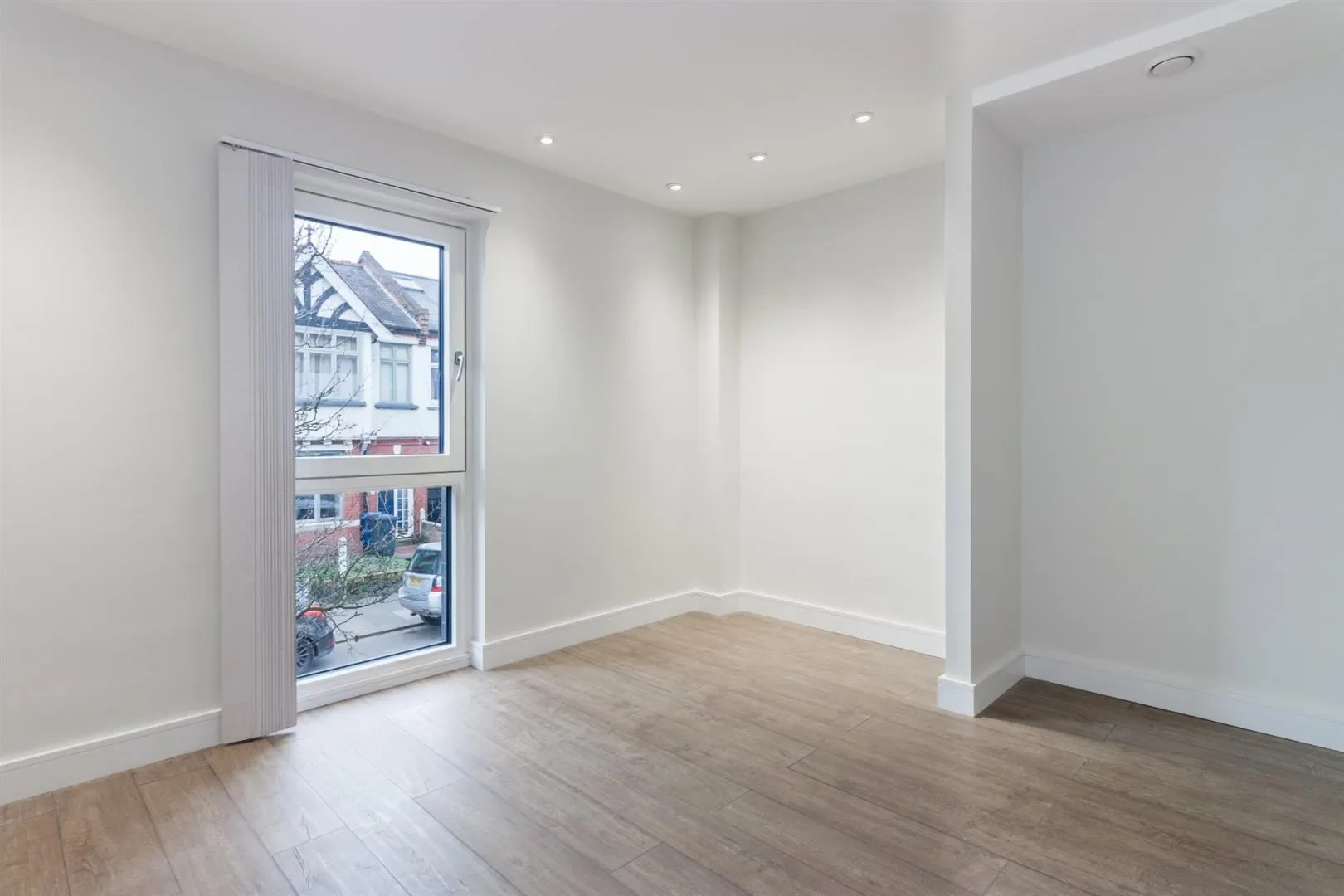 Flat Denehurst Gardens in Greater London