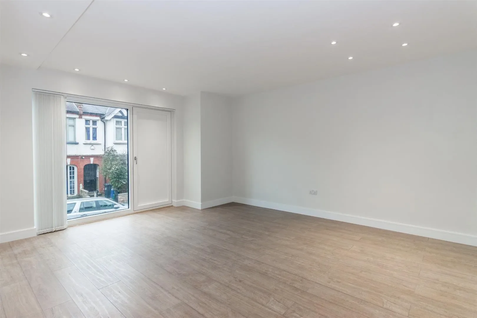 Flat Denehurst Gardens in Greater London