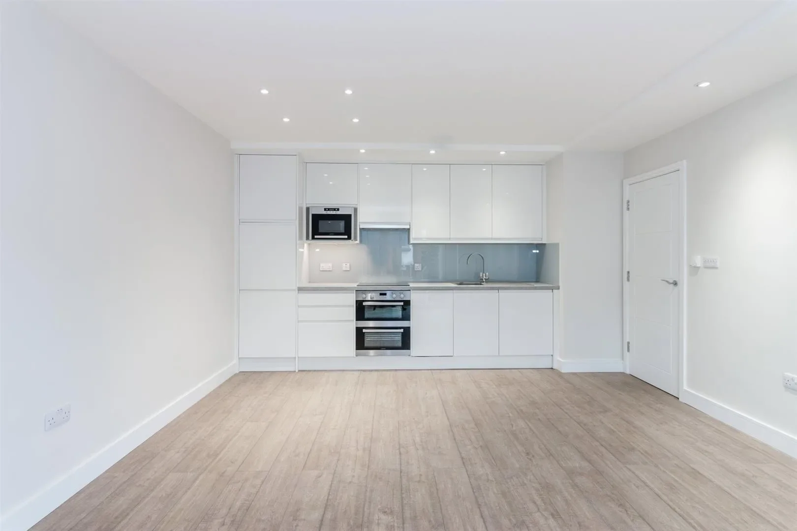 Flat Denehurst Gardens in Greater London