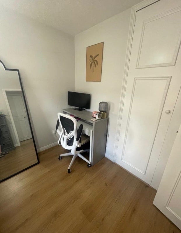 Room Earlston Grove in Greater London