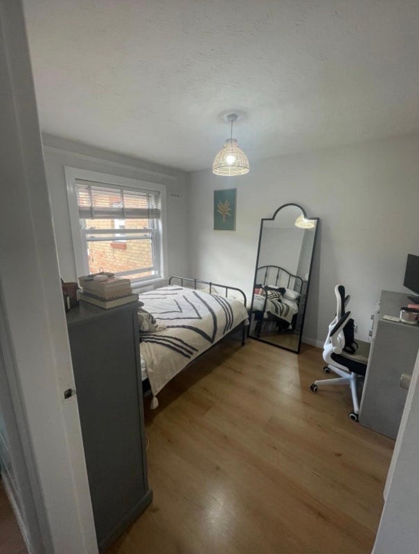 Room Earlston Grove in Greater London