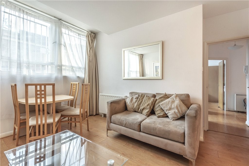Flat Newington Causeway in Greater London